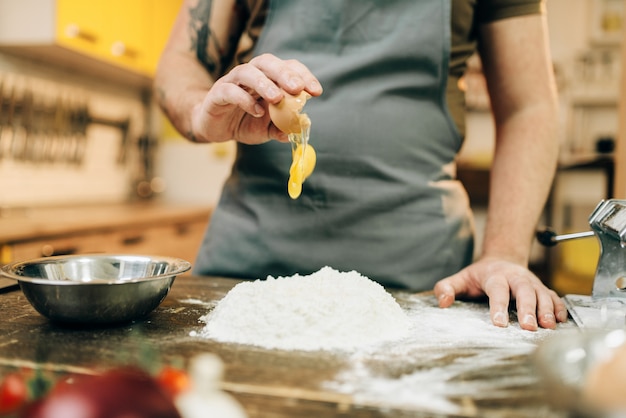 Processo di cottura della pasta fatta in casa, preparazione dell'impasto