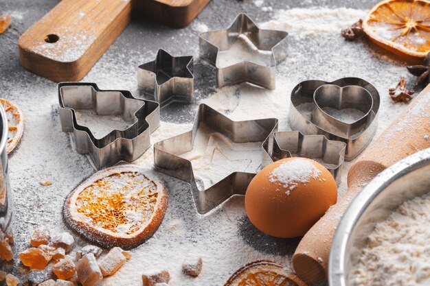 Processo di cottura della pasta per i biscotti di Natale