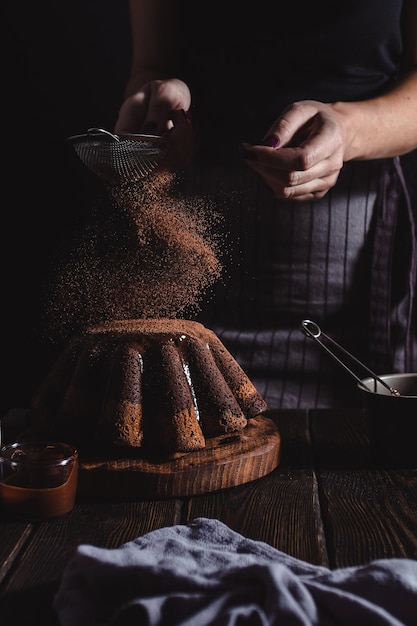 Processo di cottura della torta al cioccolato comfort e atmosfera