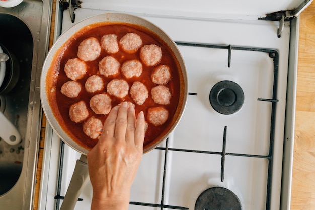 Processo di cottura delle polpette in padella a casa Ricetta di pollo di manzo e carne di maiale in salsa di pomodoro