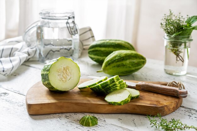 Processo di cottura in acqua infusa con meloncella che è un ibrido di erbe di cetriolo e melone