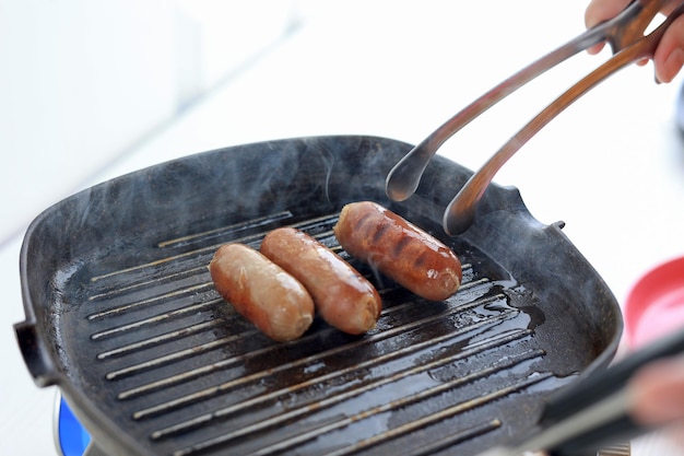 Processo di cottura Preparare salsicce alla griglia in cucina