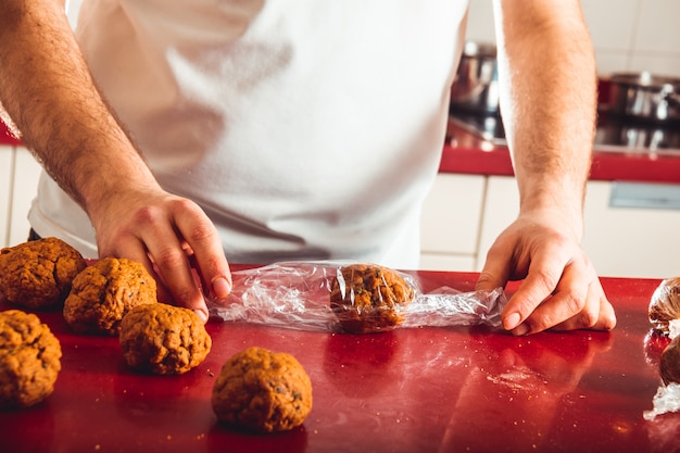 Processo di cottura seitan fatto in casa. Come preparare la carne vegana