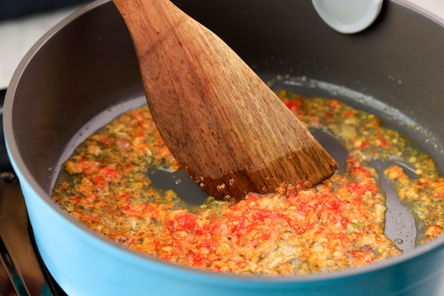 Processo di cottura Soffriggere Sambal o Sambel o salsa piccante su una padella in cucina, Goreng Sambal