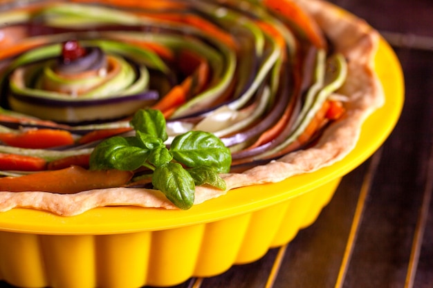 Processo di cottura Torta spirale di verdure con zucchine melanzane carote peperone basilico in sil