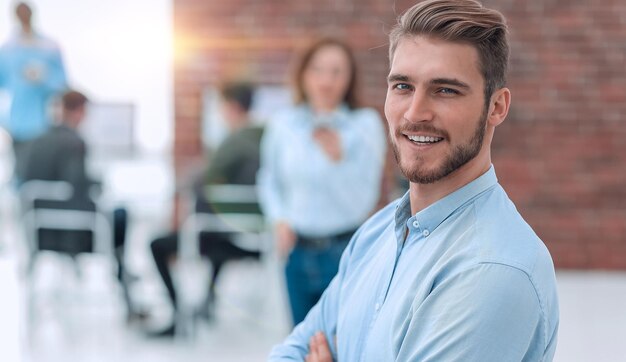 Processo di coworking, team di designer che lavorano in ufficio moderno.