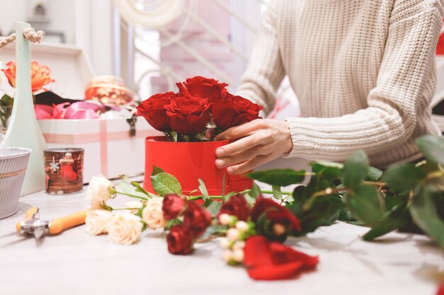 Processo di creazione di cappelliera con fiori