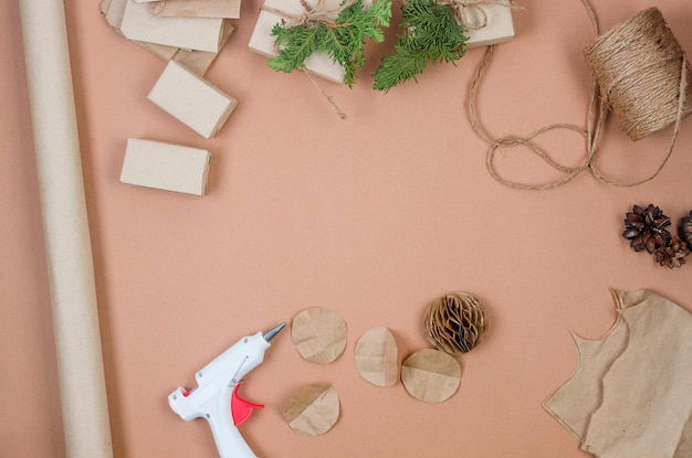 Processo di creazione di decorazioni per l'albero di Natale da craftpaper Risparmi sul budget del concetto