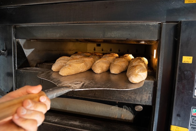 Processo di creazione di una baguette francese croccante