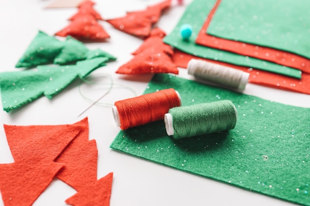 Processo di cucito a mano di giocattoli morbidi con feltro e ago per la decorazione dell'albero di Natale