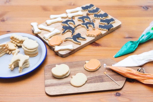 Processo di decorazione dei biscotti per Halloween Pasticceria fatta in casa