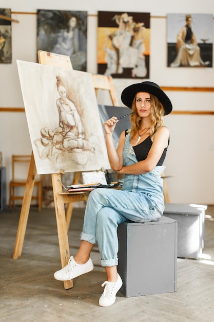 Processo di disegno dell'artista in studio