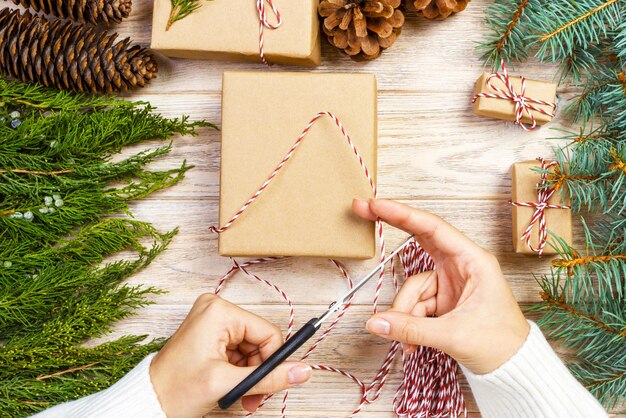Processo di imballaggio delle scatole con regali di Natale Vista in alto