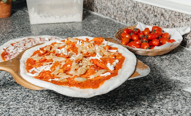 Processo di infornare la pizza con mozzarella e pomodoro presso pizzeriax9