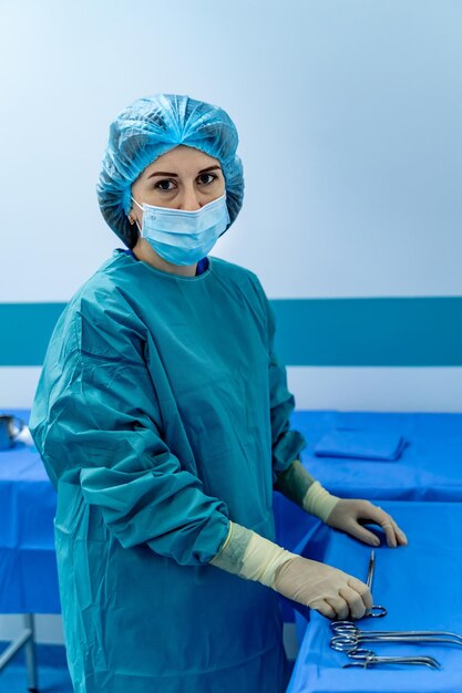 Processo di intervento chirurgico Chirurgo in sala operatoria con apparecchiature chirurgiche Messa a fuoco selettiva del background medico