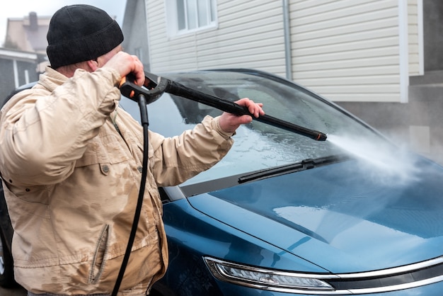 Processo di lavaggio auto con acqua ad alta pressione.