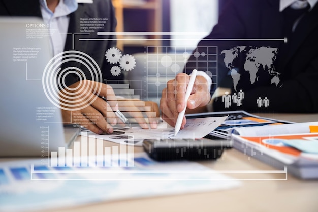 Processo di lavoro di squadra Squadra aziendale che utilizza una calcolatrice per calcolare i numeri del tasso di crescita dei profitti aziendali statistici sulla scrivania dei dati del grafico dei documenti in ufficio