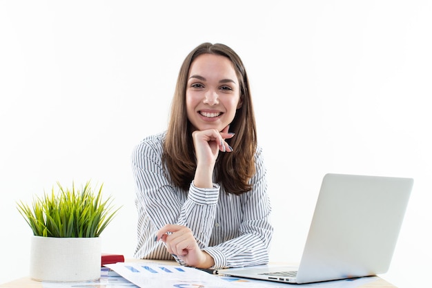 Processo di lavoro in ufficio. La ragazza si sta godendo il lavoro