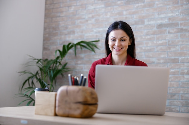 Processo di lavoro in un ufficio moderno