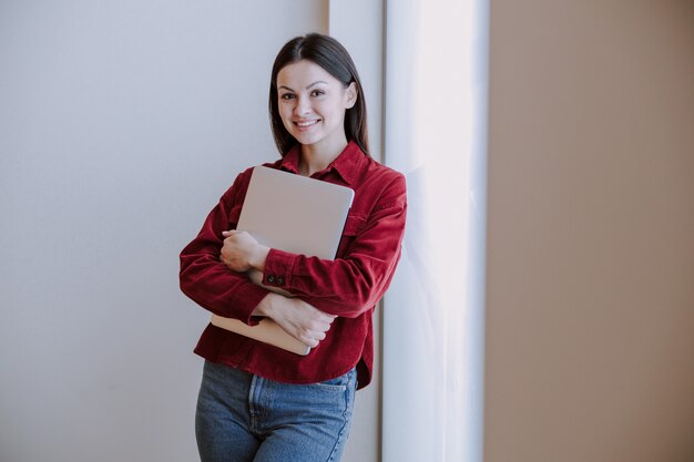 Processo di lavoro in un ufficio moderno