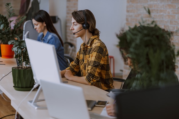 Processo di lavoro in un ufficio moderno