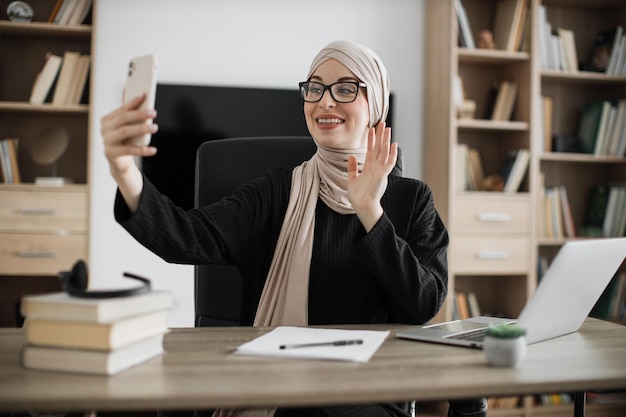 Processo di lavoro presso l'ufficio della ragazza in hijab