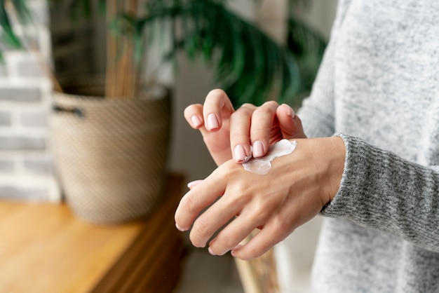 Processo di manicure per la cura delle unghie