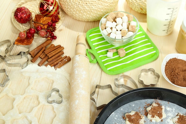 Processo di preparazione dei biscotti di Capodanno in primo piano