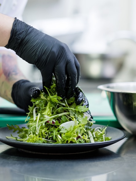 Processo di preparazione del cibo nella cucina del ristorante. Tritare gli ingredienti alimentari per un pasto