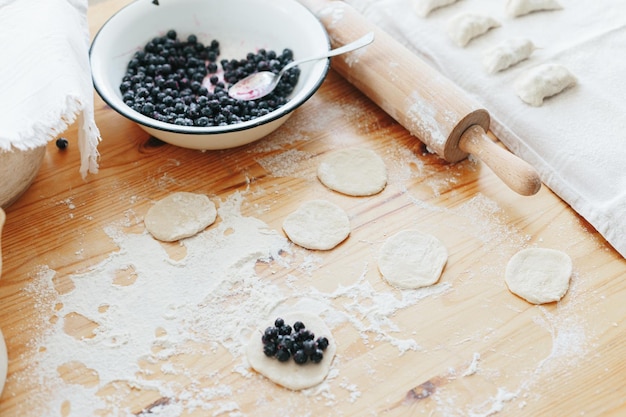 Processo di preparazione del dolce varenyky vareniki pierogi con bacche cibo tradizionale ucraino