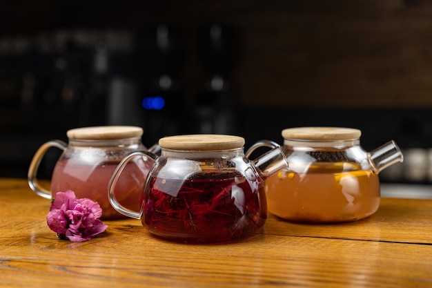 Processo di preparazione del tè, cerimonia del tè, una tazza di tè appena fatto, una calda luce soffusa. focalizzazione morbida.