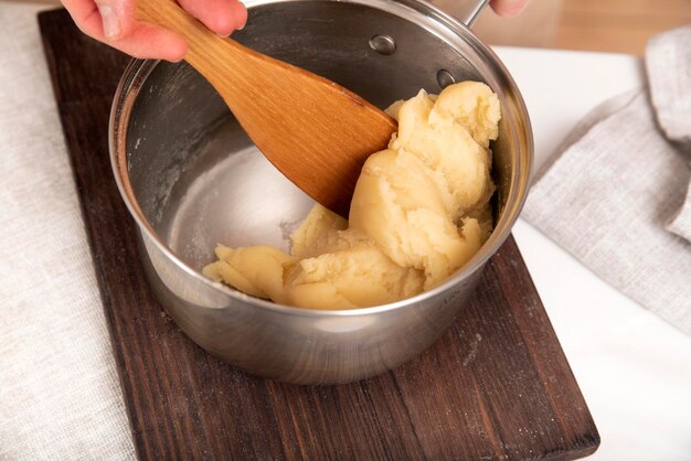 Processo di preparazione dell'impasto Mescolare gli ingredienti in casseruola Ricette