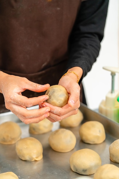 Processo di preparazione della torta lunare Una torta luna è un prodotto di panetteria cinese tradizionalmente