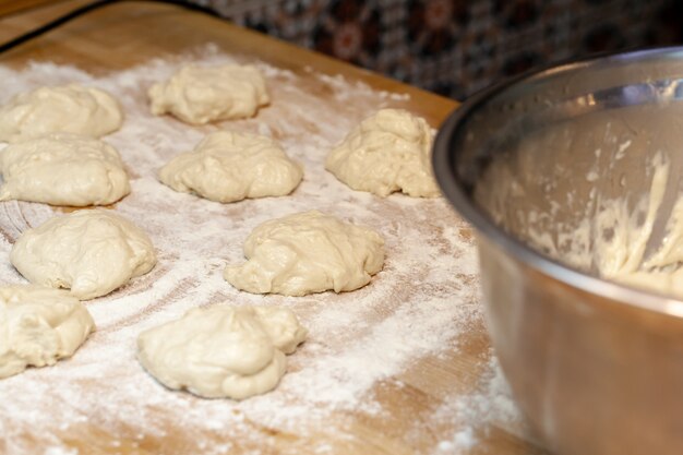 Processo di preparazione di khinkali in una fine del caffè in su