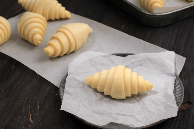 Processo di produzione di croissant fatti in casa, pasta arrotolata