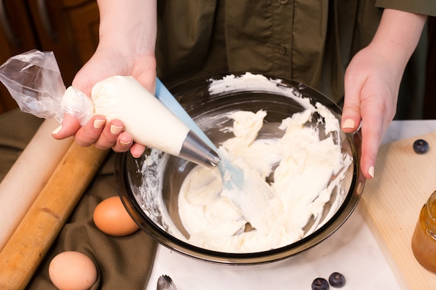 Processo di produzione di cupcake al cioccolato fatti in casa con panna