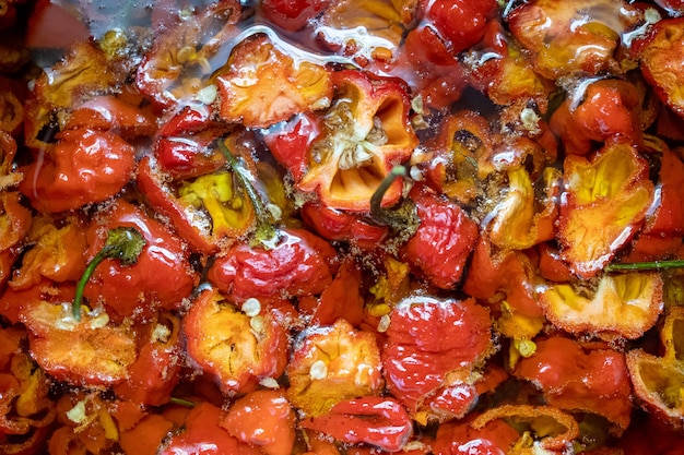 Processo di produzione di olio di peperoncino piccante, peperoncino preparato da vicino, vista dall'alto