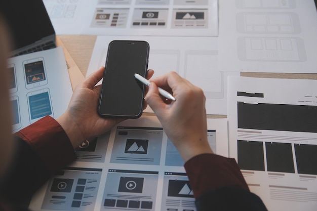 Processo di progettazione dell'interfaccia utente per applicazioni mobili e siti web di moda Prototipo creativo di wireframe per sviluppatore di app professionista