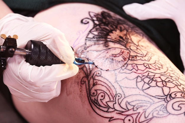 Processo di realizzazione del primo piano del tatuaggio
