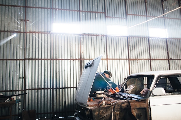 Processo di riparazione meccanica dell'auto in garage