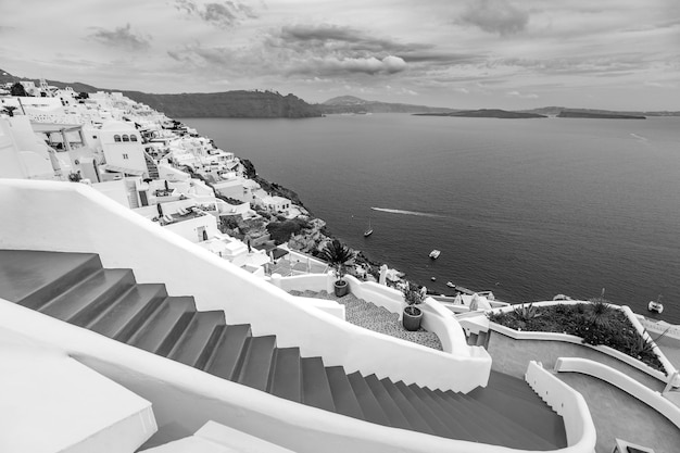 Processo di Santorini Grecia in drammatico bianco e nero. Bella immagine monocromatica artistica