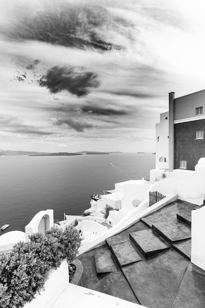 Processo di Santorini Grecia in drammatico bianco e nero. Bella immagine monocromatica artistica