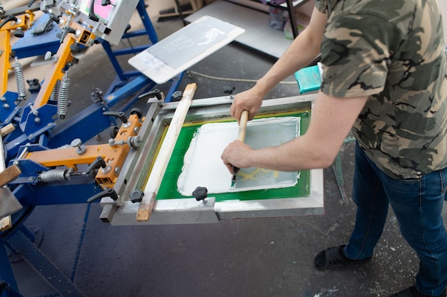 Processo di stampa serigrafica serigrafica presso la fabbrica di abbigliamento. Vernici colorate per telaio, tergipavimento e plastisol.