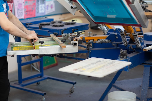 Processo di stampa serigrafica serigrafica presso la fabbrica di abbigliamento. Vernici colorate per telaio, tergipavimento e plastisol.