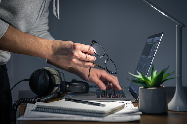 Processo lavorativo di notte un musicista crea musica di notte