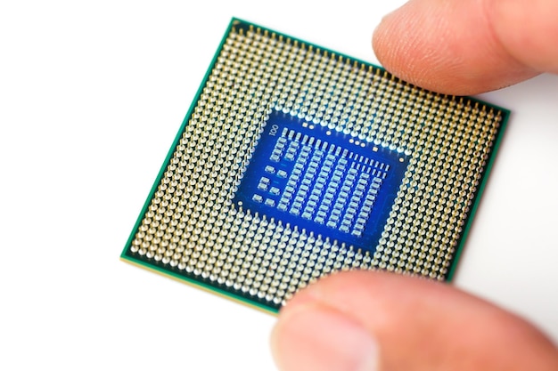 Processore CPU su sfondo bianco Messa a fuoco selettiva per processore CPU