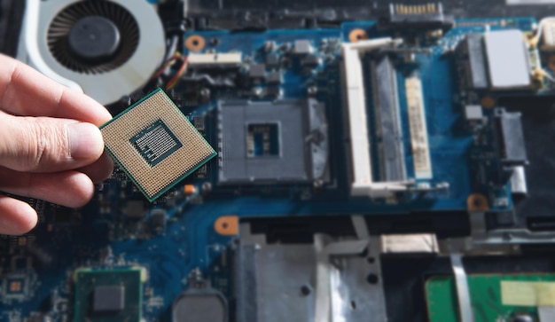 Processore della cpu della holding della mano del tecnico del pc