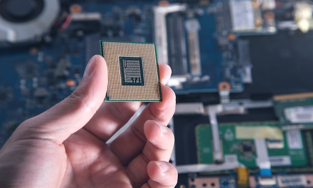 Processore della CPU della tenuta della mano del tecnico del pc.