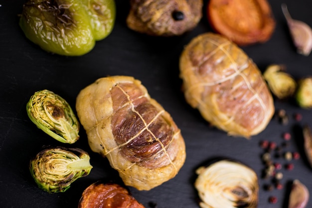 Prodotti a base di carne verdure grigliate e grigliate su fondo scuro