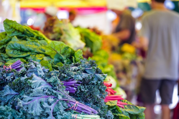 Prodotti biologici freschi al mercato degli agricoltori locali.